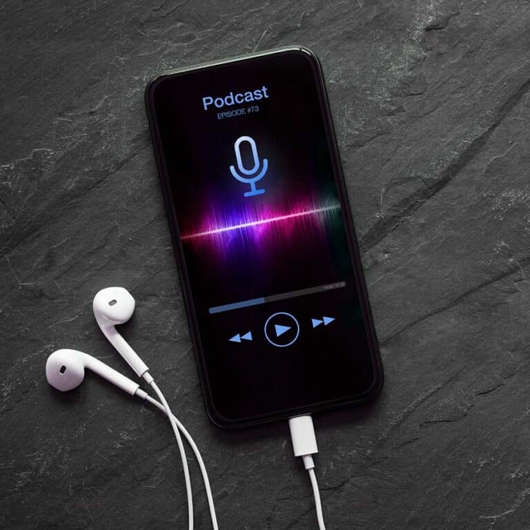Écran de smartphone affichant un lecteur de podcast avec écouteurs blancs, illustrant la diffusion audio et l’expérience sonore de marque Brandy Sound.