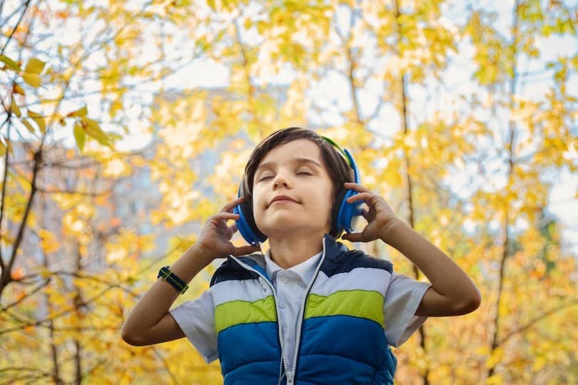 Enfant écoutant de la musique Agence identité sonore et design musical pour les marques