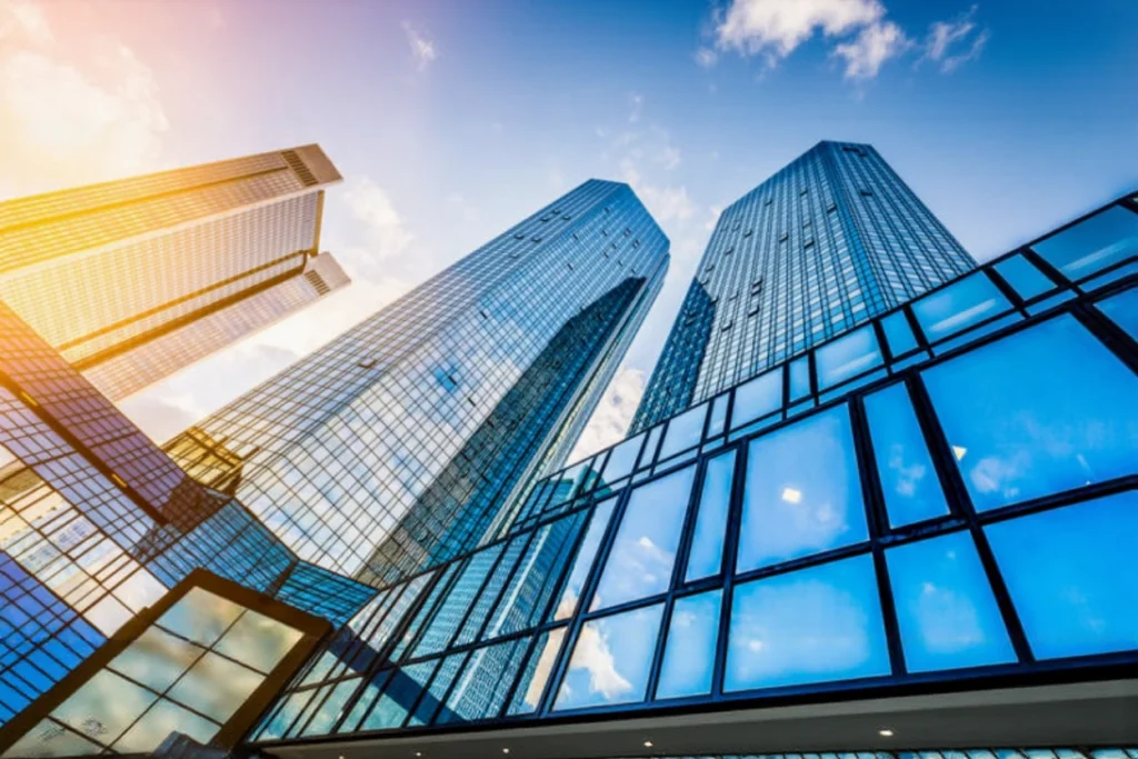 Gratte-ciel de banques modernes illustrant comment le son aide les banques à créer la confiance dans un environnement financier digitalisé.