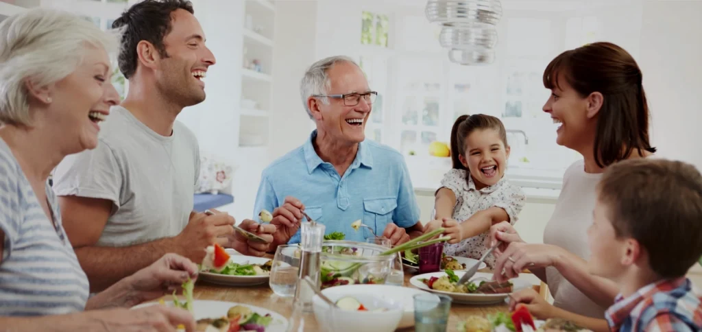 identité sonore Axeo Services illustrée par une famille réunie autour d’un repas convivial et chaleureux