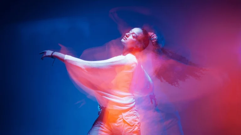 Femme en mouvement illustrant la fluidité et l’impact du marketing sonore sur le public