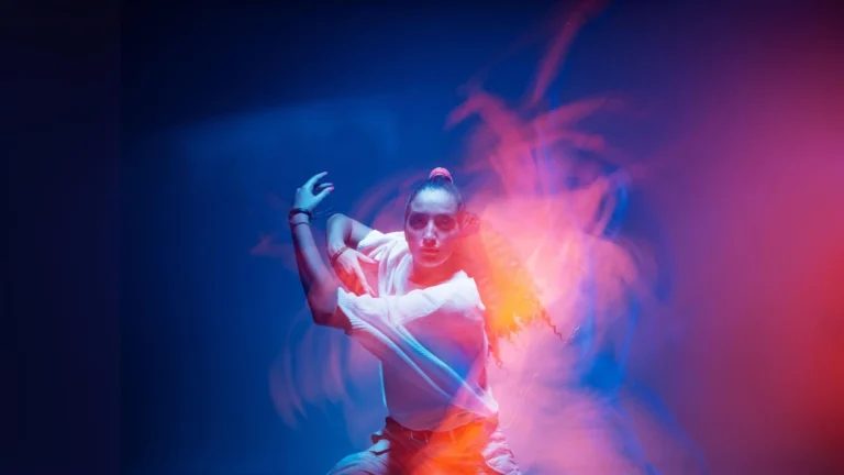 Danseuse en mouvement artistique illustrant l’impact émotionnel du marketing sonore