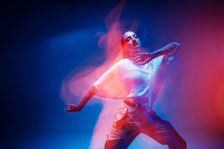 Femme dansant dans une lumière immersive, symbolisant le pouvoir du marketing sonore sur les émotions