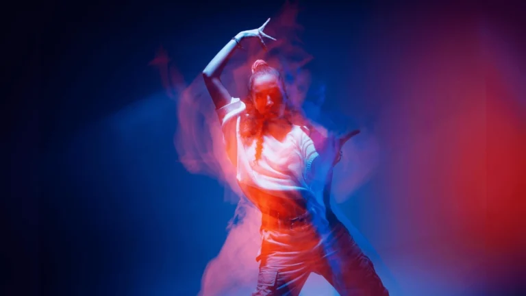 Femme dansant dans une lumière immersive, illustrant l’expression émotionnelle du marketing sonore dans les podcasts de marque