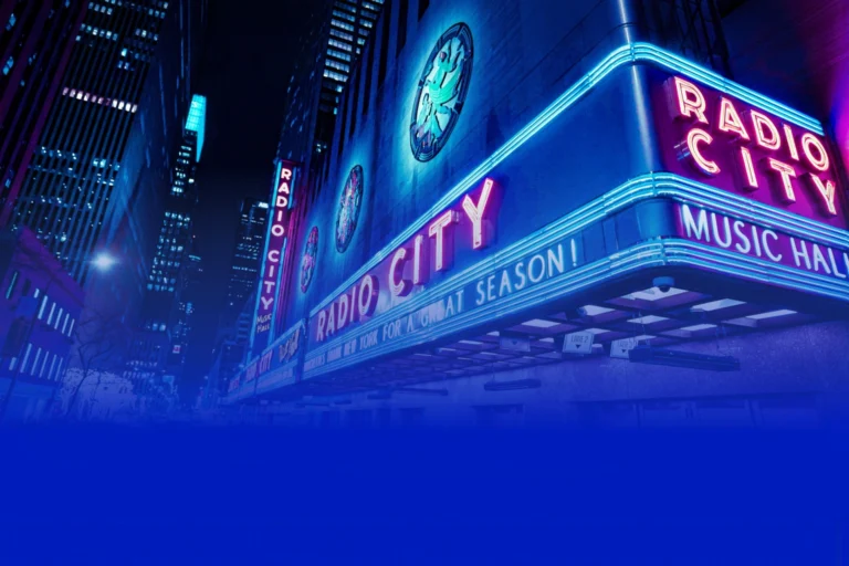 Façade illuminée du Radio City Music Hall à New York, symbolisant l’impact d’une signature sonore dans l'identité de marque.