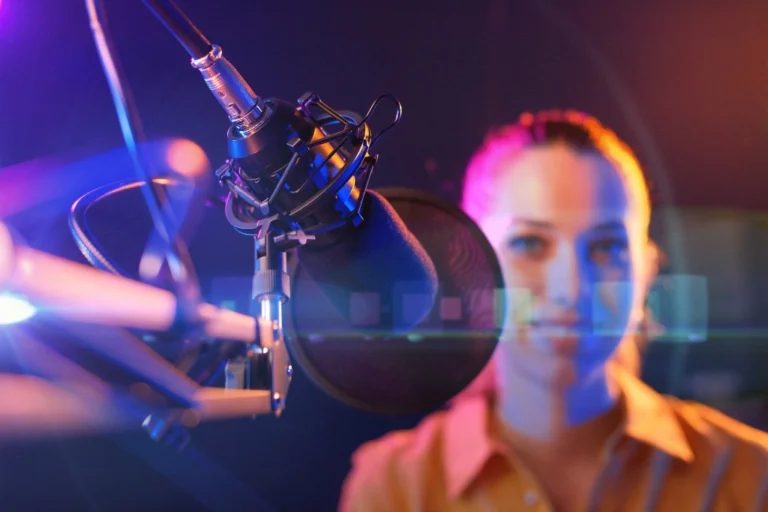 Animatrice enregistrant un podcast de marque dans un studio professionnel Brandy Sound, avec micro et éclairage coloré.