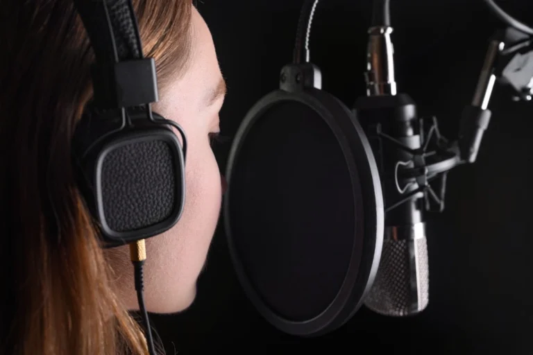 Comédienne enregistrant une voix off professionnelle dans un studio Brandy Sound, avec casque et micro de studio.