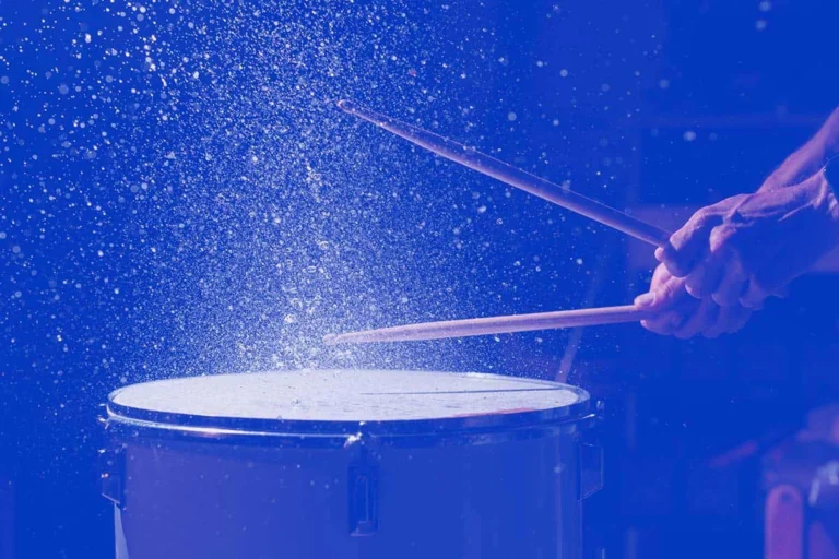 Création de signature sonore percutante illustrée par un tambour en action chez Brandy Sound
