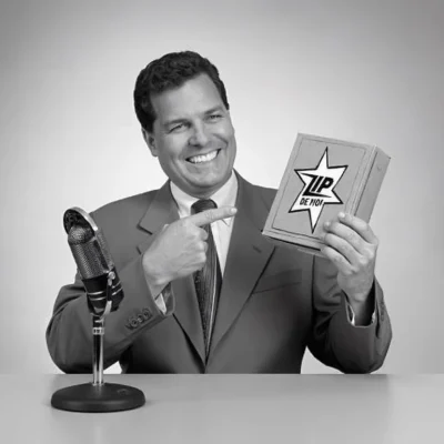 Présentateur radio vintage illustrant les débuts du marketing sonore et la construction d’une identité sonore mémorable