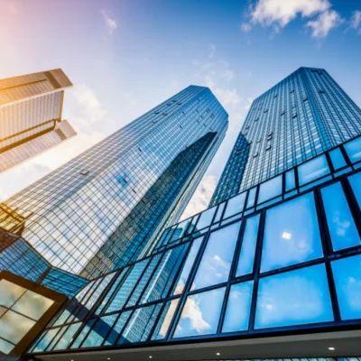 Gratte-ciel de banques modernes illustrant comment le son aide les banques à créer la confiance dans un environnement financier digitalisé.