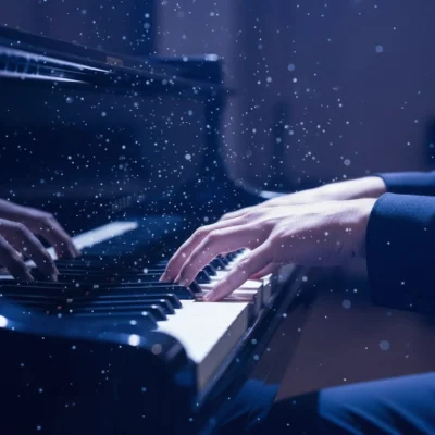 Compositeur créant une identité sonore au piano à partir d’un brief stratégique de marque